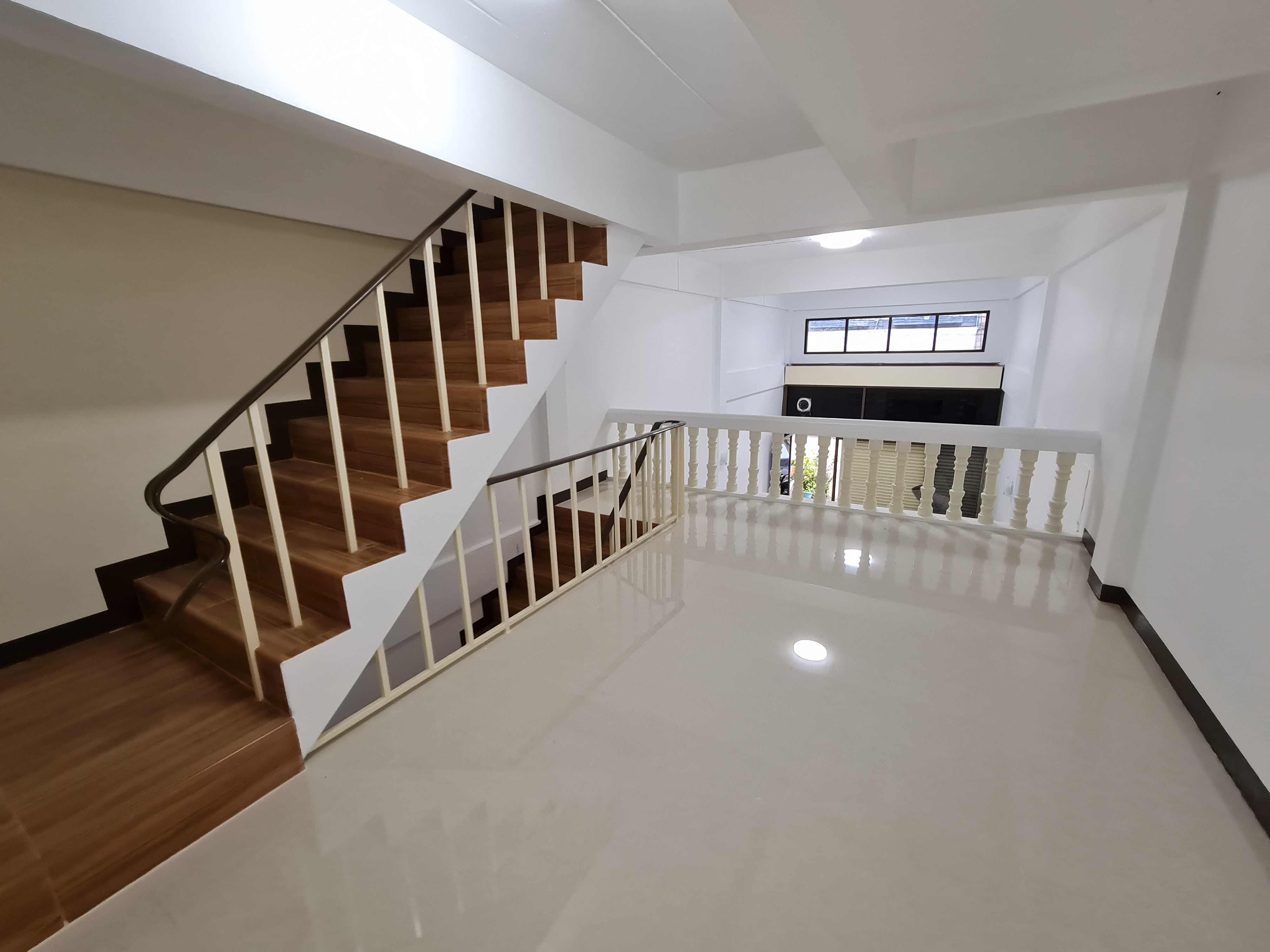 RealEstate905-17